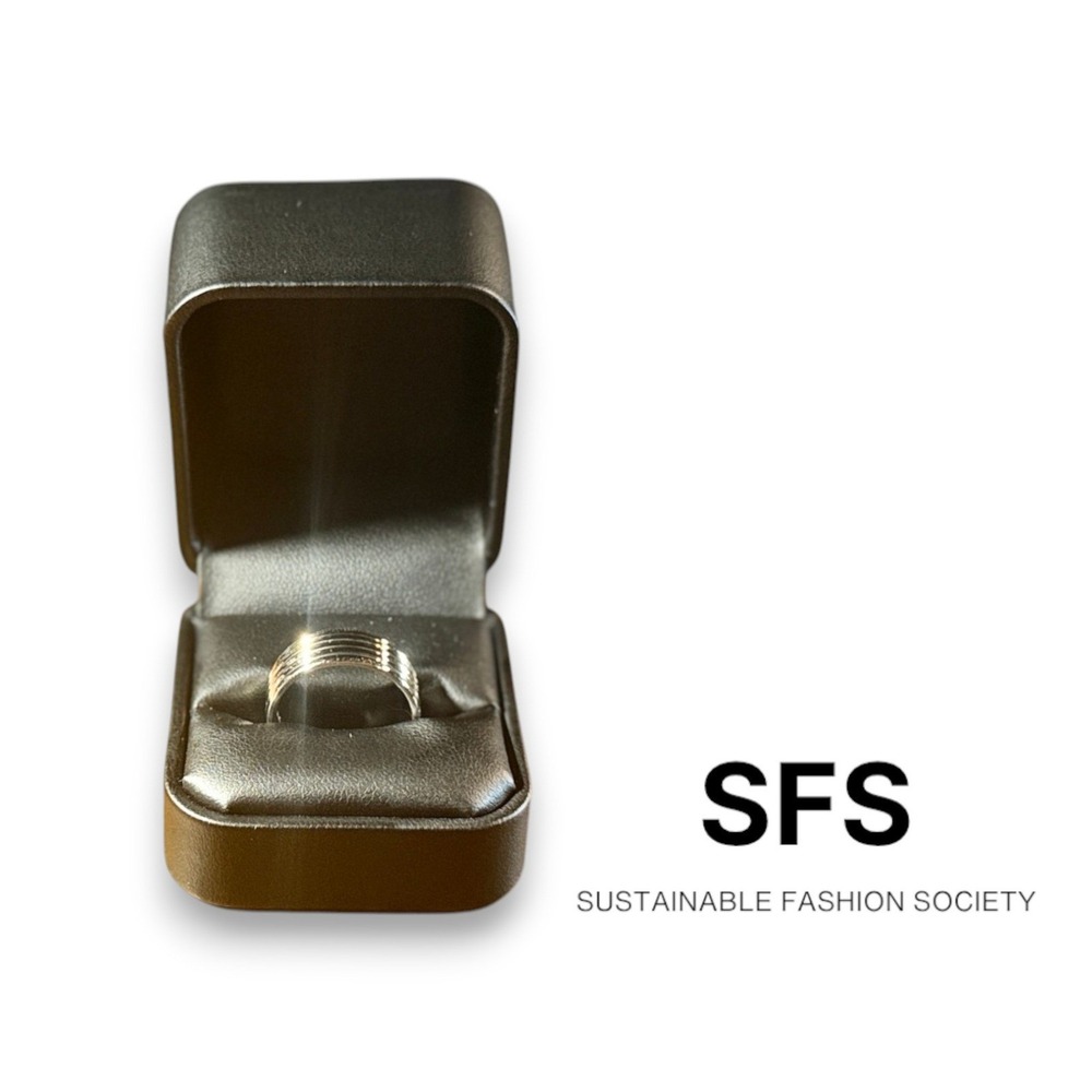 Substantial 14K Solid Gold Contemporary Grooved Band
